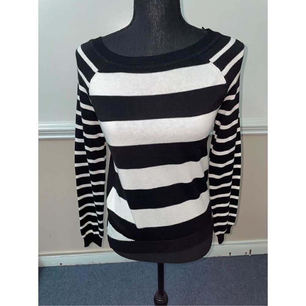 NWT Red Camel Atlas Ivory and Black Table Sweater Size Small